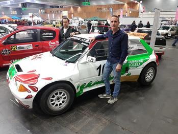 Iker Gayoso y Diego Fernández vuelven a la competición con el Citroën AX Proto tras seis años lejos de las carreras, posando con su nuevo vehículo. Foto: Toño Ruiz Garmendia / SPORT FOTO