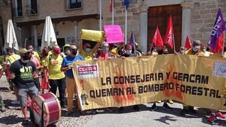 La plantilla de Geacam hace ver su malestar en la primera de las manifestaciones ante el Palacio de Fuensalida esta semana