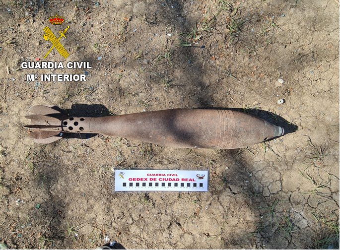 La Guardia Civil se hace cargo de un artefacto explosivo de la Guerra Civil hallado en Navahermosa