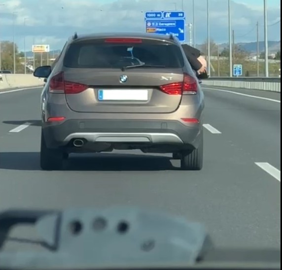 La Guardia Civil de Guadalajara investiga a dos ocupantes de un vehículo que viajaban con las ventanillas bajadas y mostrando... sus glúteos