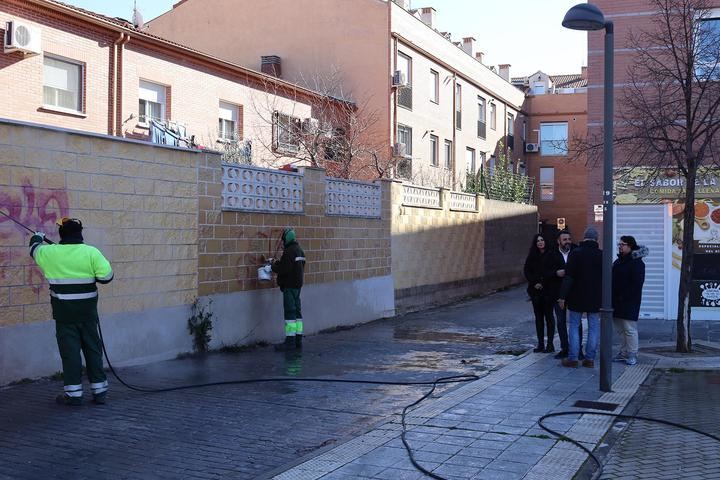 El Ayuntamiento de Azuqueca pone en marcha una campaña especial de limpieza para eliminar 400 grafitis