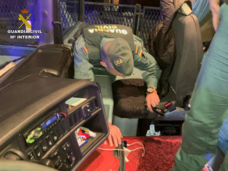 La Guardia Civil de Guadalajara incauta 53 paquetes de droga en tres dobles fondo de un camión en la A2