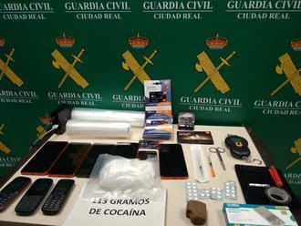 La Guardia Civil de Ciudad Real detiene a una persona por un delito de tráfico de drogas : 113 gramos de cocaína, 32.5 gr. de hachís y 25 pastillas de esteroides