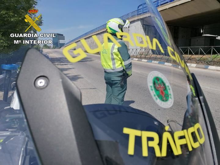 La Guardia Civil de Guadalajara investiga al conductor de un camión articulado que llevaba 4 años conduciendo con documentación falsificada 