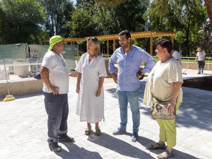 Ana Guarinos constata las condiciones de los trabajadores municipales de calle en plena ola de calor y les agradece su labor