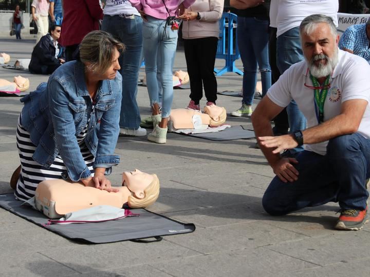 La alcaldesa, Ana Guarinos, ha participado esta mañana en el Taller de reanimación cardiopulmonar