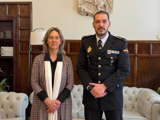 La alcaldesa de Guadalajara felicita al comisario Luis Jesús Esteban, jefe del GEO, por su reciente nombramiento