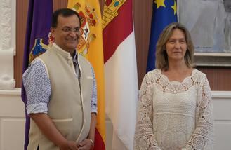 La alcaldesa de Guadalajara, Ana Guarinos, recibe al embajador de la India, Dinesh K. Patnaik, en el Ayuntamiento