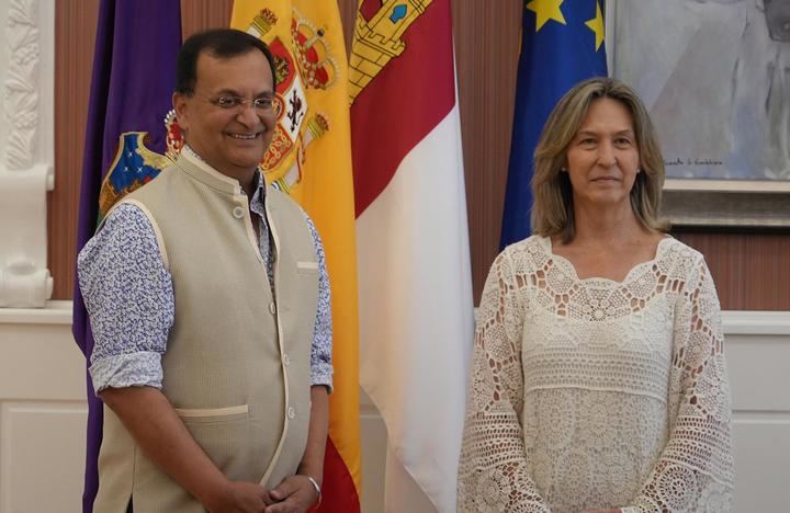 La alcaldesa de Guadalajara, Ana Guarinos, recibe al embajador de la India, Dinesh K. Patnaik, en el Ayuntamiento