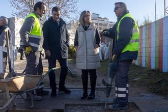 El Plan Integral de barrios llega a Aguas Vivas con limpieza, reparaciones de aceras y eliminación de grafitis