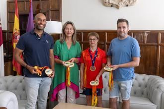 La alcaldesa de Guadalajara recibe a Marta Martínez, nadadora alcarreña con Síndrome de Down y la pone como ejemplo de superación