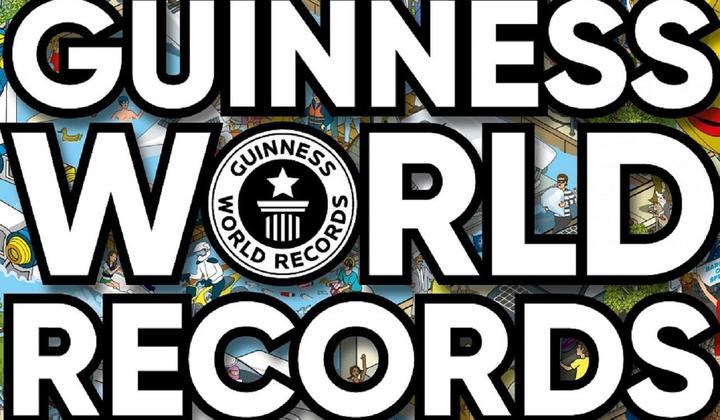 Los quintos de Montesclaros (Toledo) baten el Récord Guiness de huevos colgados alrededor de su plaza con 57.062