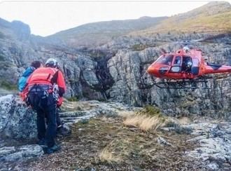 Un helicóptero de rescate en altura auxilia a un varón que se hizo un esguince en un sendero de Valverde de los Arroyos