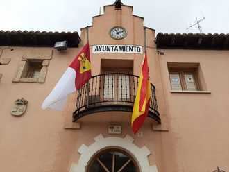 Henche ondea sus banderas a media asta en señal de luto y homenaje por todas las víctimas del coronavirus