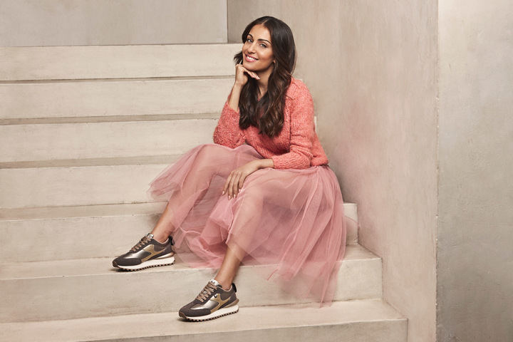 Hiba Abouk presenta la nueva colección de Xti