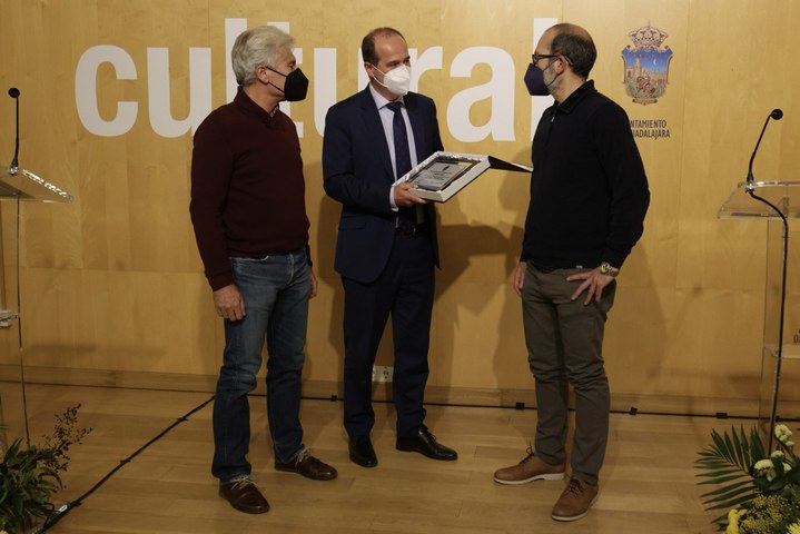 El alcalde de Guadalajara entrega a la familia de Emiliio Cobos una placa conmemorativa por los ochenta años cumplidos de la librería 