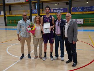 Sentido homenaje al capitán del Lujisa baloncesto, Raúl Lázaro, que se retira