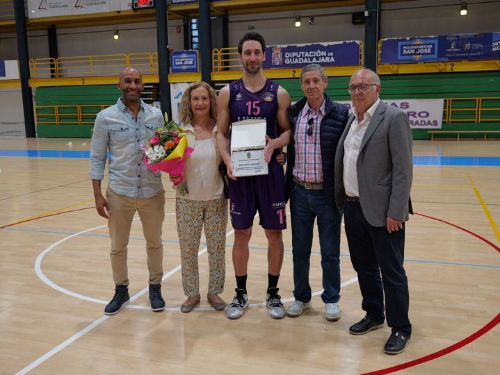 Sentido homenaje al capitán del Lujisa baloncesto, Raúl Lázaro, que se retira