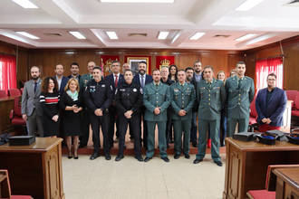 Homenaje en el Ayuntamiento de Azuqueca a los policías locales y guardias civiles que participaron en el desalojo de un edificio en llamas y el rescate de una persona