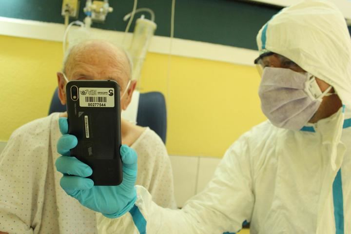 El Hospital de Guadalajara dispone una serie de tabletas y terminales para facilitar la comunicación entre los pacientes y sus familiares 
