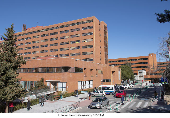 Tres personas en el hospital por un incendio de un bloque de pisos de la Cuesta Hita en Guadalajara
