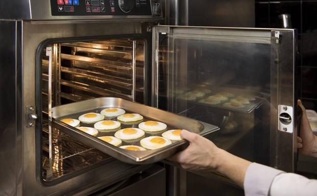 Angulas Aguinaga compra la patente de los huevos fritos...congelados