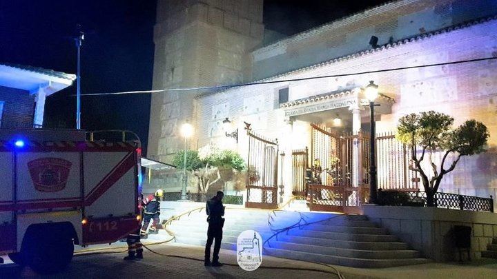 Un incendio en la iglesia de Carranque afecta a parte de la techumbre y al retablo