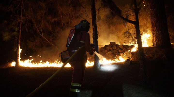 Evacúan a 3.000 personas tras reactivarse el incendio de Tenerife, que pasa a nivel 2
