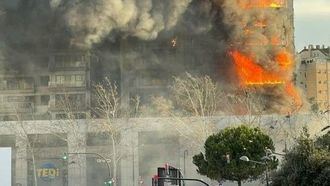 ÚLTIMA HORA : Un edificio de 14 plantas es devorado por un terrible INCENDIO en Valencia