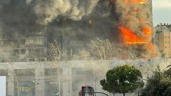 ÚLTIMA HORA : Un edificio de 14 plantas es devorado por un terrible INCENDIO en Valencia 