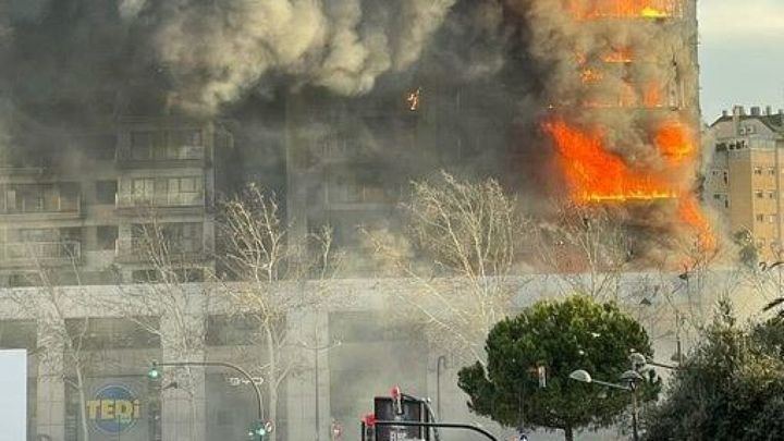 ÚLTIMA HORA : Un edificio de 14 plantas es devorado por un terrible INCENDIO en Valencia