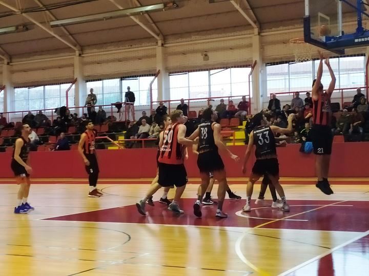Victoria coral de un Isover Basket Azuqueca que hizo disfrutar al público de La Paz con un emocionante partido
