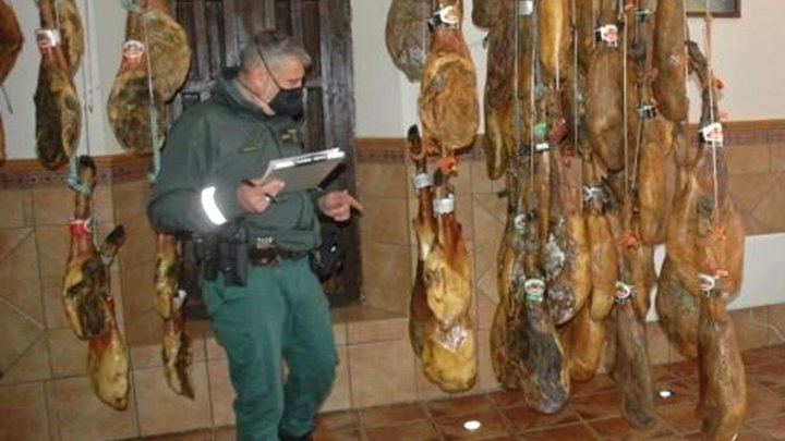 La Guardia Civil interviene casi 3.000 jamones y paletas por fraude alimentario