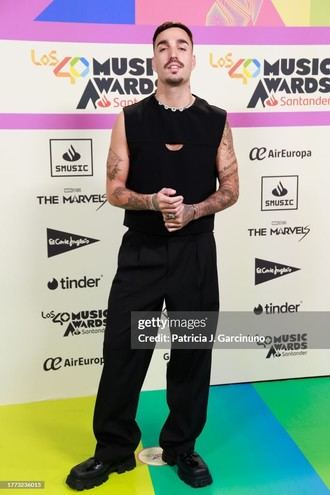 El cantante Reels B sorprende en los 40 principales con diseño del guadalajareño JCPAJARES