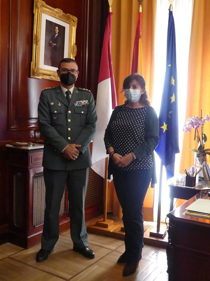 La subdelegada del Gobierno recibe al coronel Segura, que deja la Comandancia de la Guardia Civil de Guadalajara para incorporarse a su nuevo destino