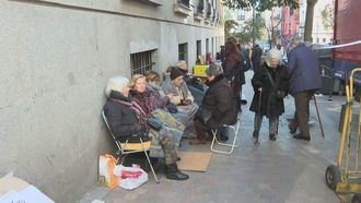 "Es el más grande", un gran número de madrileños DESAFÍAN AL FRIO y llevan varios días guardando cola para el besapiés de Jesús de Medinaceli