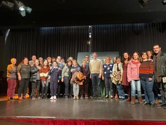 El escritor Jorge Molist, Premio Fernando Lara 2018, visitó la biblioteca de Alovera