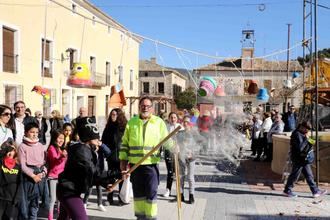 Cincuenta niños, y otros tantos mayores, llenan de tradición el jueves lardero en Pareja