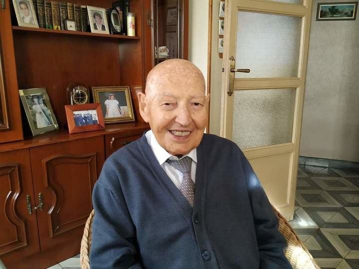 A mi buen amigo Justo Yela Recio, abonado número 1 del C.D. Guadalajara en su despedida