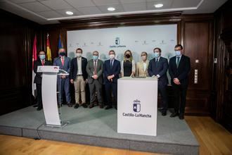 Ayuntamiento, Diputación y Junta, firman el convenio que da luz verde a la llegada de 2 millones para la recuperación del Parque de La Alameda de Sigüenza