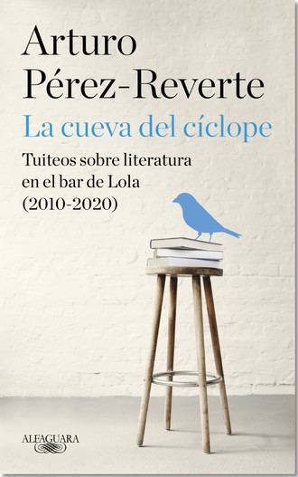 Alfaguara publica "La cueva de Cíclope. Tuiteos sobre literatura en el bar de Lola (2010-2020)" de Pérez-Reverte 
