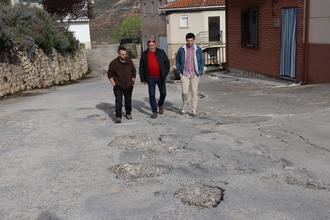 El Grupo Popular se reúne con el alcalde de Ledanca que reclama apoyo para el arreglo de las vías públicas, fundamentalmente el acceso al municipio