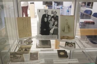 Un emotivo acto lleno de familiares del homenajeado dota a la Biblioteca de Cabanillas de su nuevo nombre: León Gil