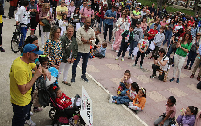 Lía ha recibido un cheque de 12.000 euros y el cariño de más de 500 ciclistas pedaleando 80 kilómetros en Guadalajara