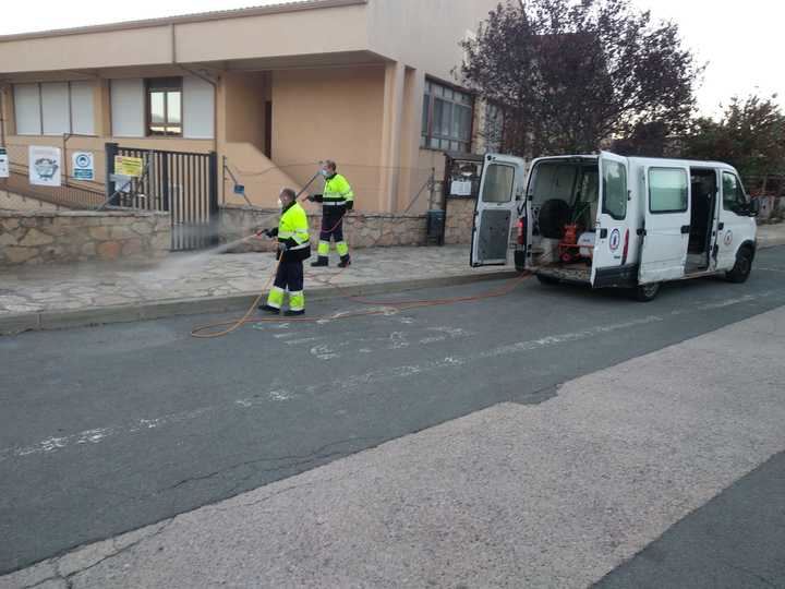 Cinco trabajadores emplean su jornada laboral diaria a desinfección antiCOVID19 en Sigüenza