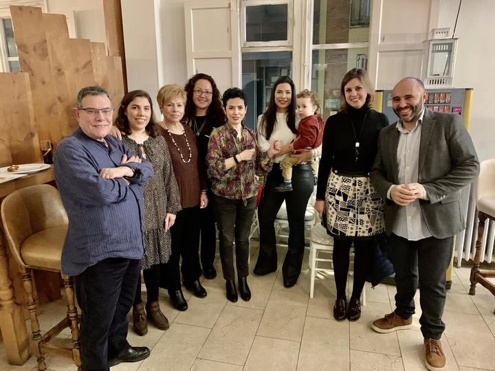 El socio fundador del Grupo Abrasador, Julio Ramírez (dcha.) junto a la familia del Grupo Lino