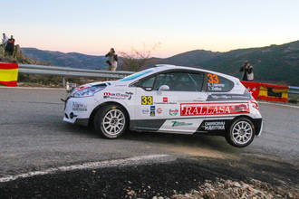 Efrén Llarena e Igor Zatika abandonan en el Rallye de Madrid cuando lideraban la Categoría Junior
