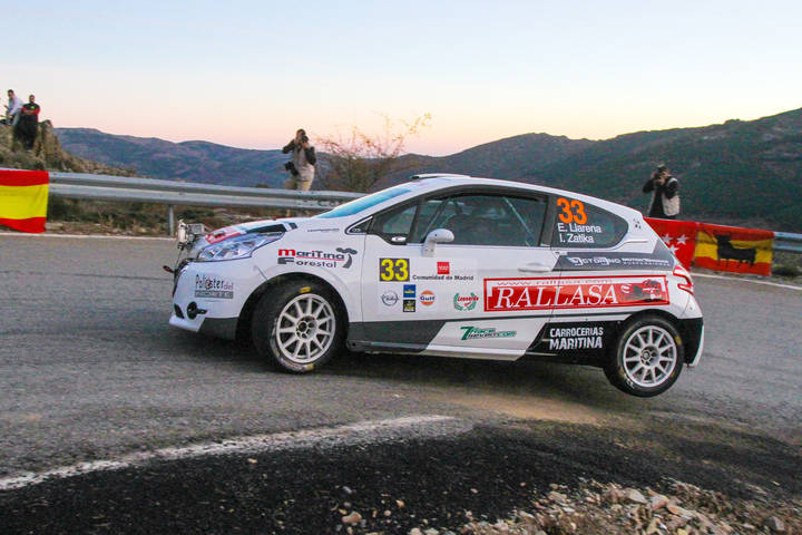 Efrén Llarena e Igor Zatika lideraban la Categoría Junior y eran segundos entre los vehículos R2 en su debut con el Peugeot 208 R2 hasta su abandono.