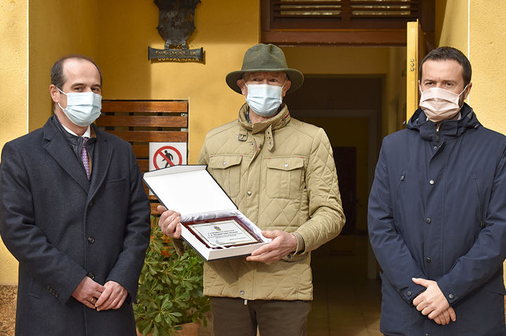 El Ayuntamiento de Guadalajara reconoce la labor de Fernando López Herencia para convertir el centro de recuperación del zoo municipal en una referencia nacional