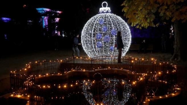 Madrid enciende esta tarde las luces de Navidad, con más Belenes, más espíritu navideño y una gran bola gigante de 12 metros